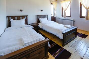 Фото Гостевой дом Kalpacite Guest Hauses г. Skrebatno 1